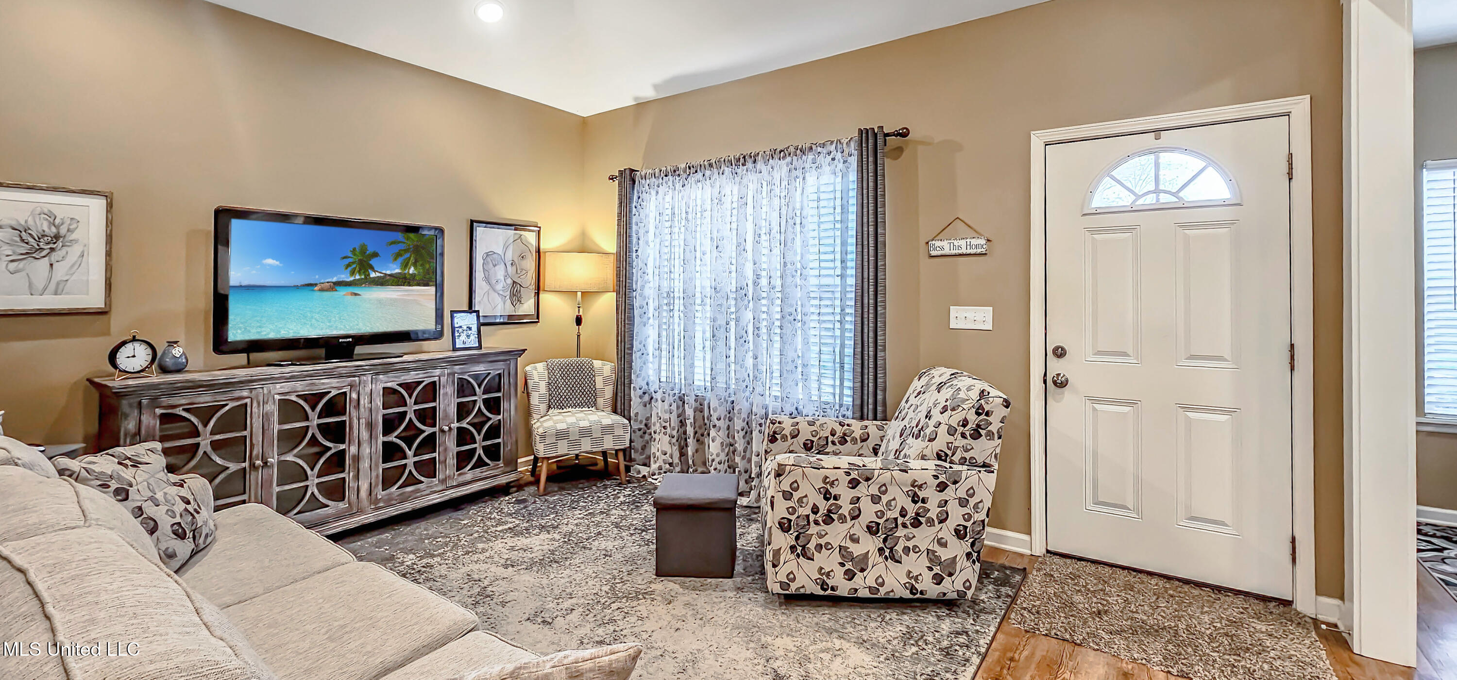 96 Line Street Senatobia, MS 38668 - Photo 6 of 26 Living Room