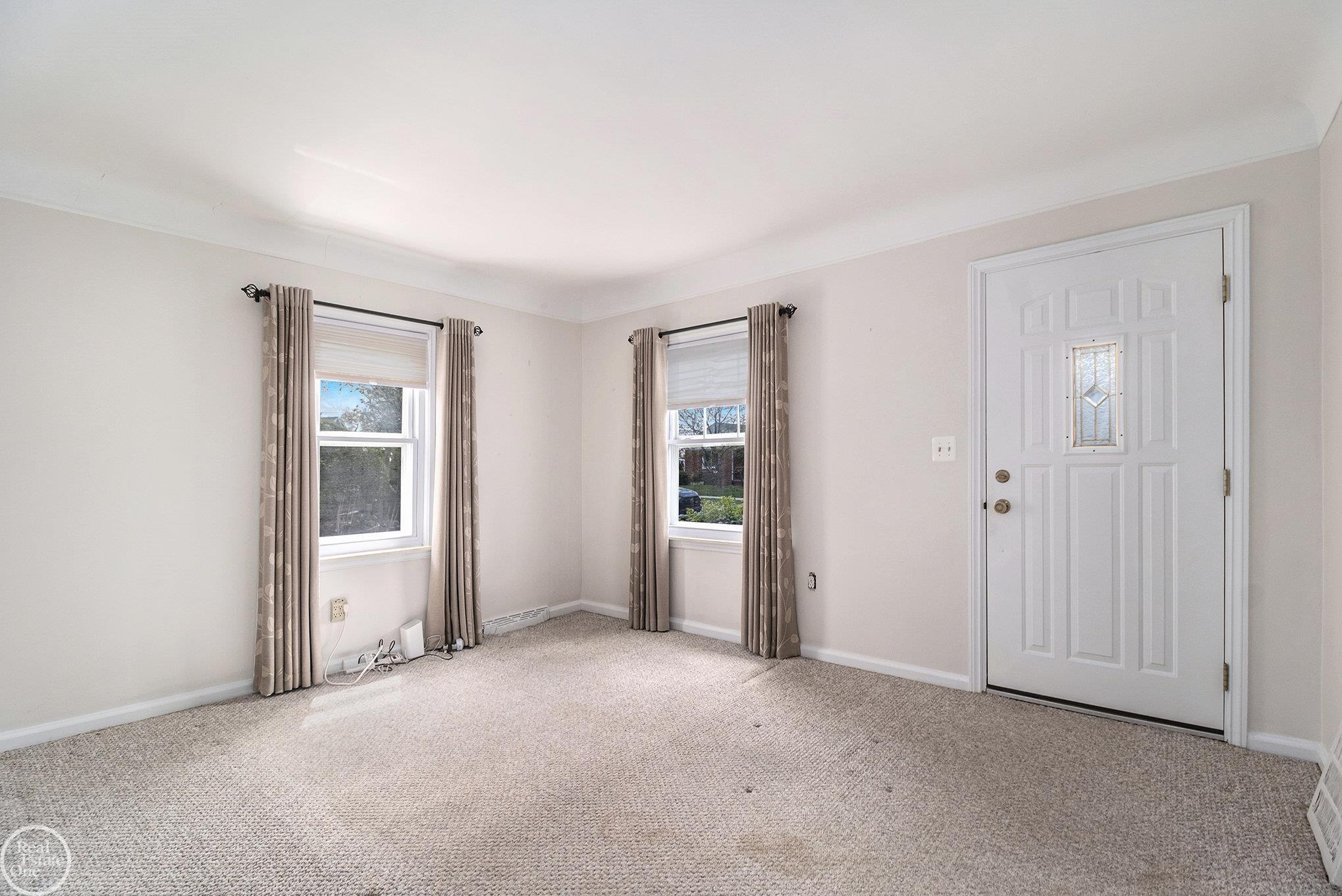 215 Linden Road Pontiac, MI 48341 - Photo 5 of 19 50174017-44fb81a2-7db4-4095-82b3-da9dc10d7922.JPG