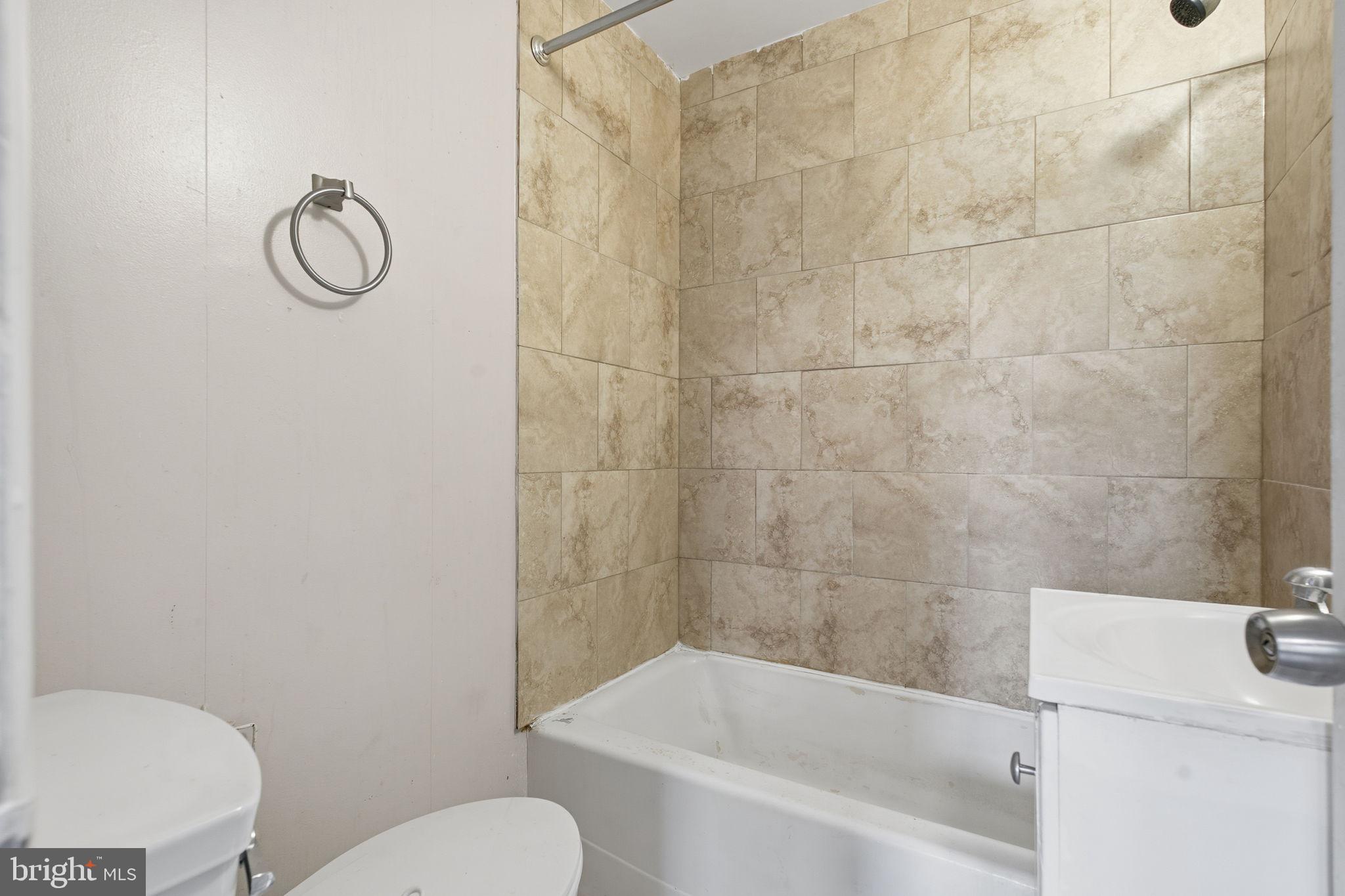 5 South Wickham Road, Unit 1 Baltimore, MD 21229 - Photo 9 of 17 a bathroom with a toilet sink and tub