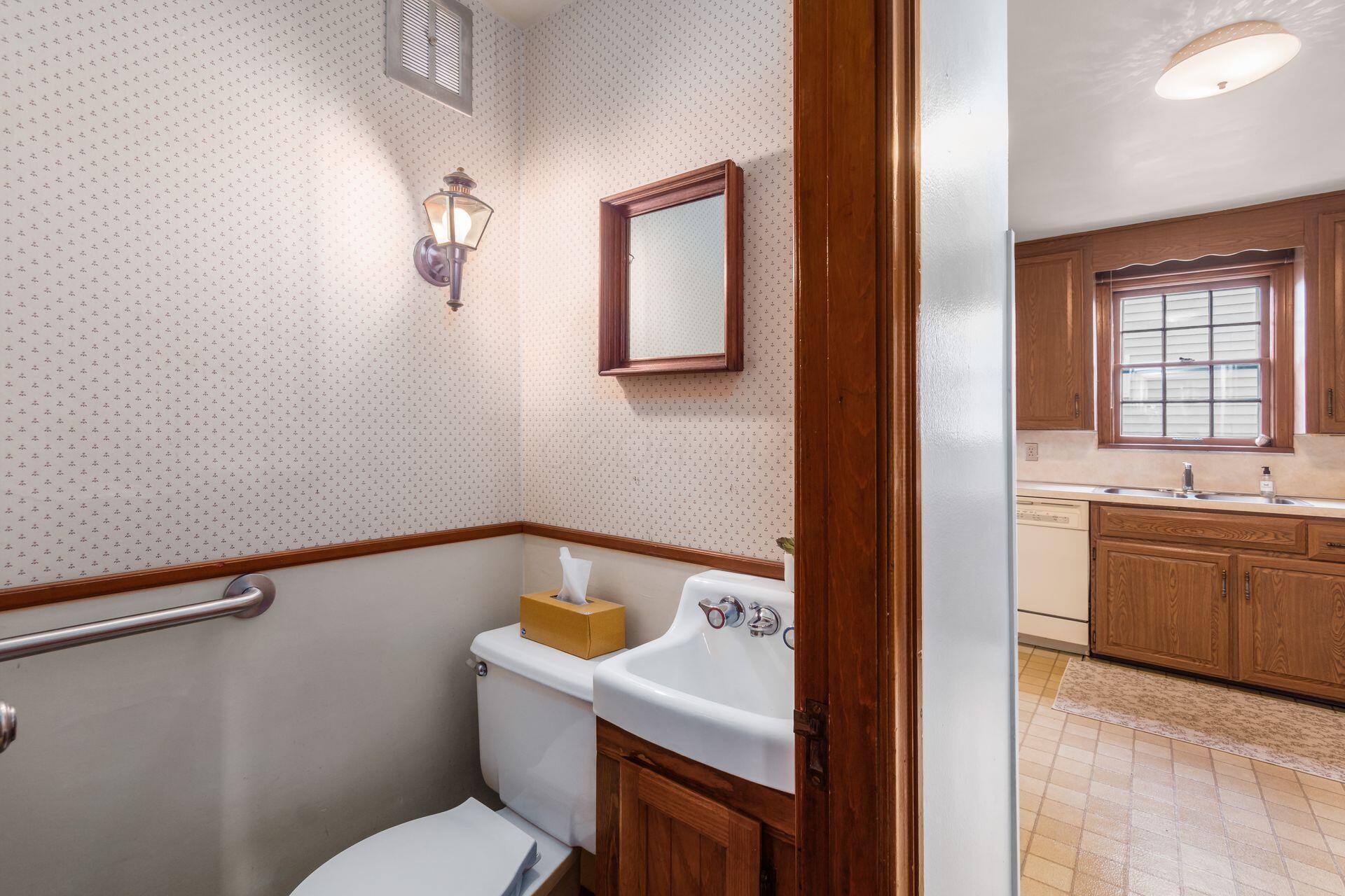 282 Garden Road Columbus, OH 43214 - Photo 20 of 38 Powder Room