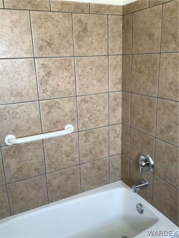 4024 Canelo Road Golden Valley, AZ 86413 - Photo 28 of 35 a bathroom with a bathtub