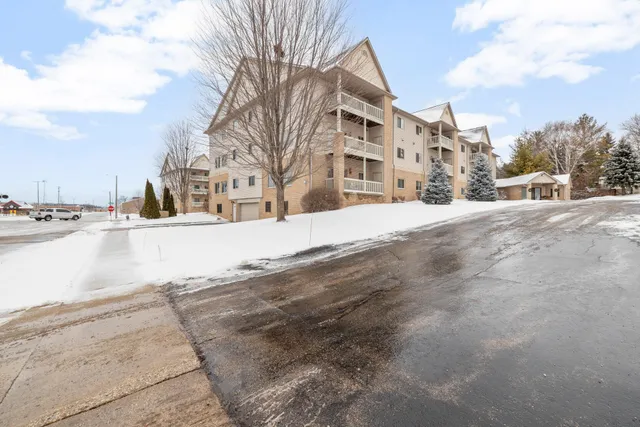 $299,900 | 223 5th Street, Unit 319, Hartford, WI 53027