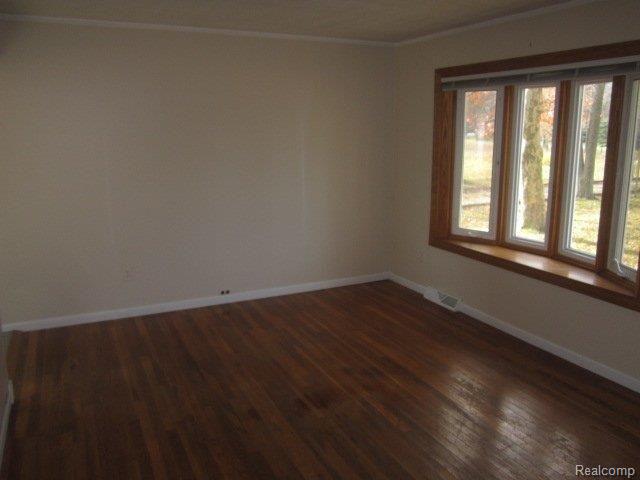 175 Wales Center Road Columbus, MI 48063 - Photo 6 of 11 livining rm.jpg