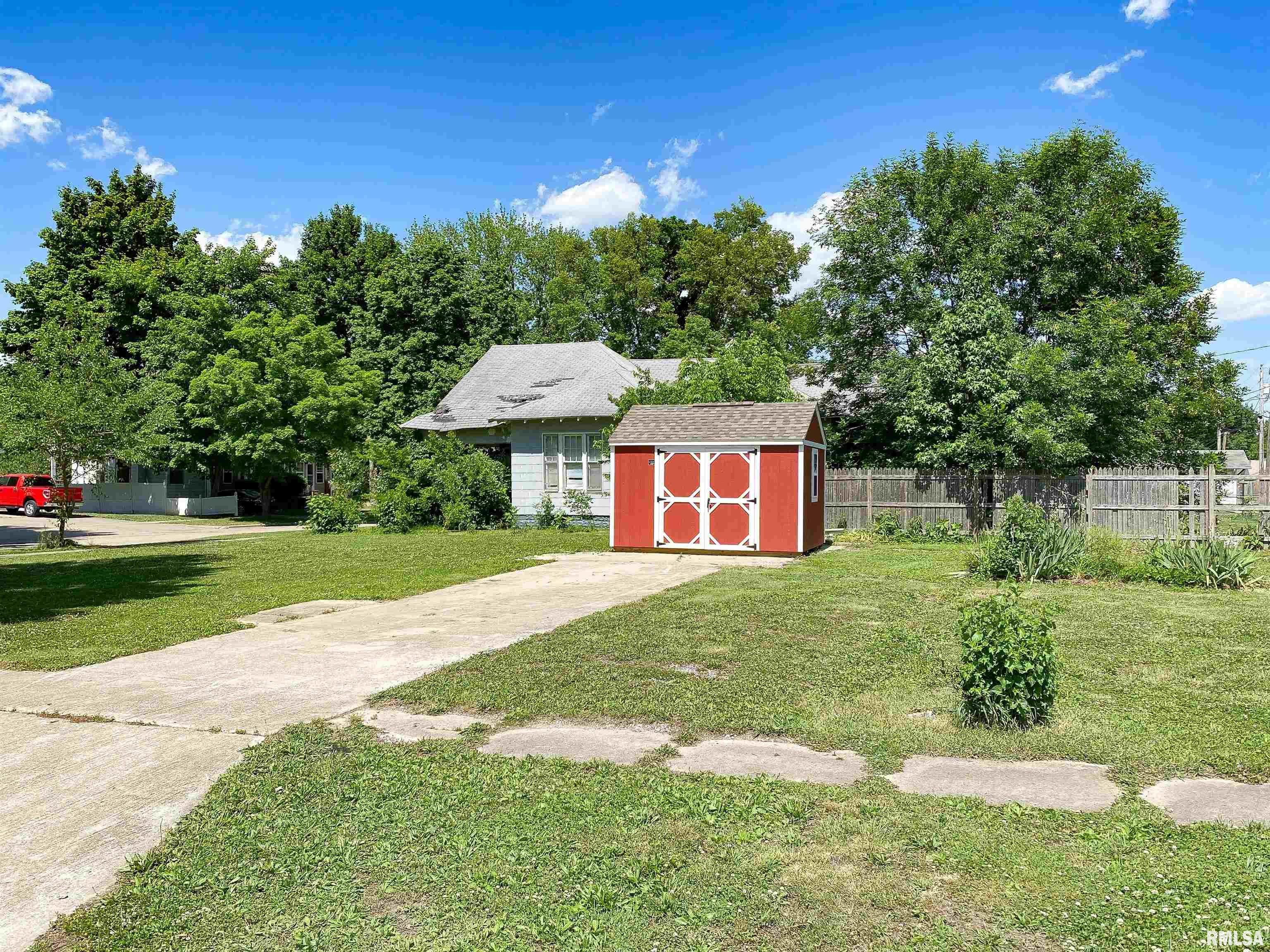 208 East 4th Street Flora, IL 62839 - Photo 2 of 18