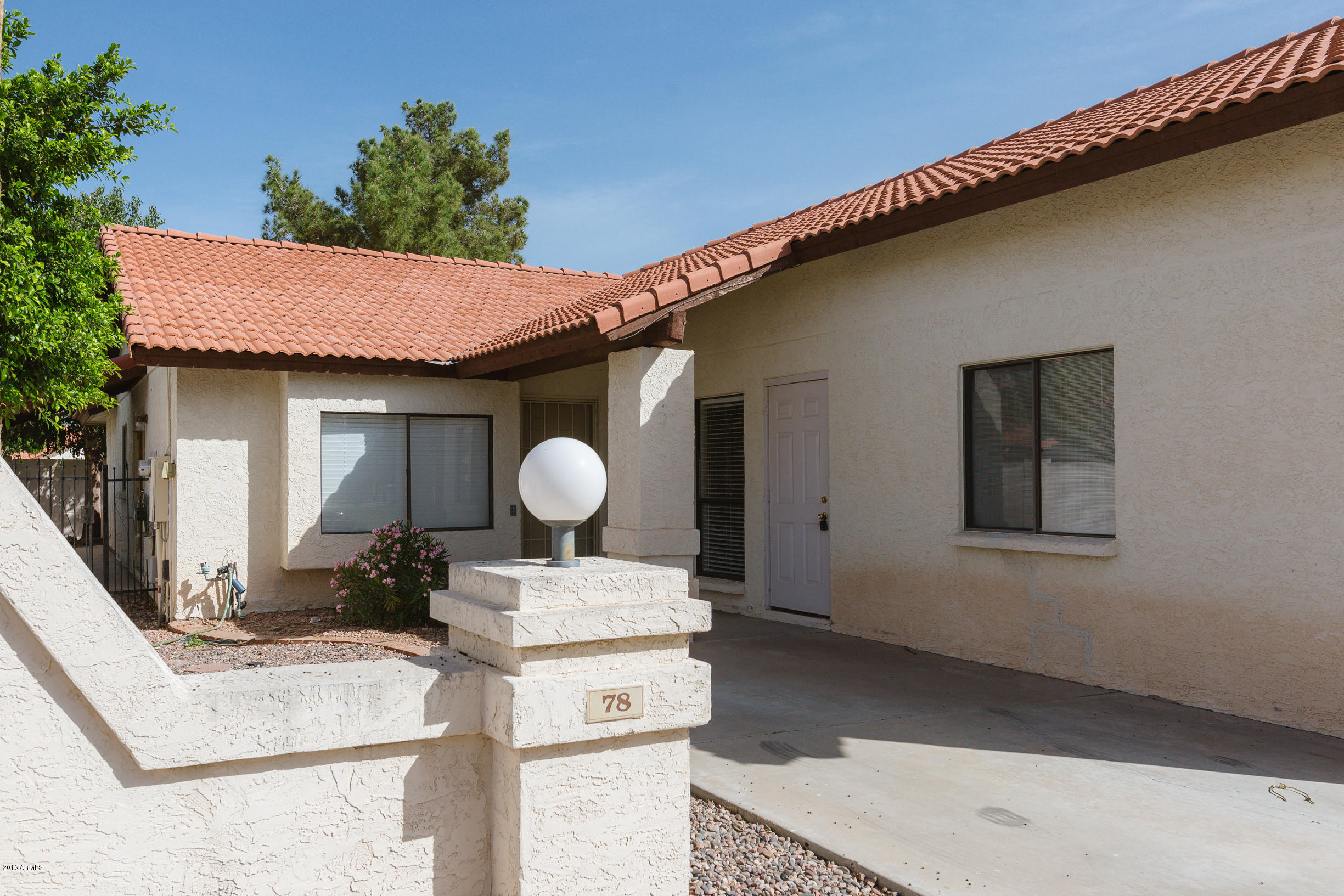 542 South Higley Road, Unit 78 Mesa, AZ 85206 - Photo 4 of 17 a living room with a couch and potted plants