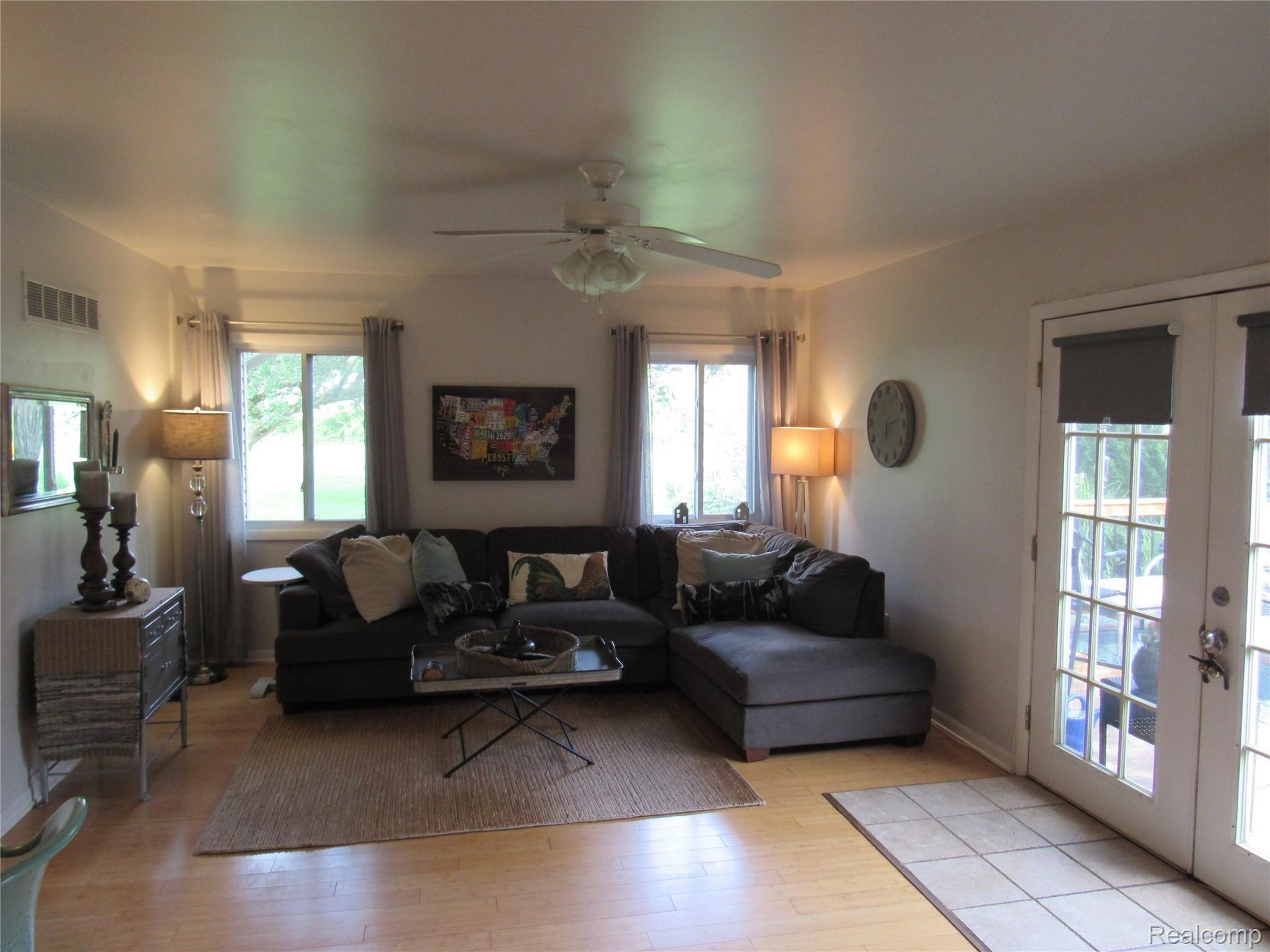 245 Texas Avenue Rochester, MI 48309 - Photo 9 of 21 IMG_1750.JPG