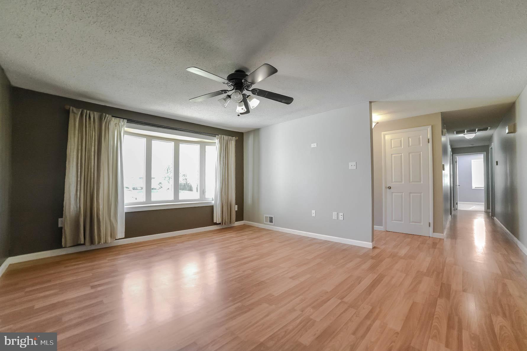 5030 Nicholas Road Waldorf, MD 20601 - Photo 4 of 39 Foyer/Living Room