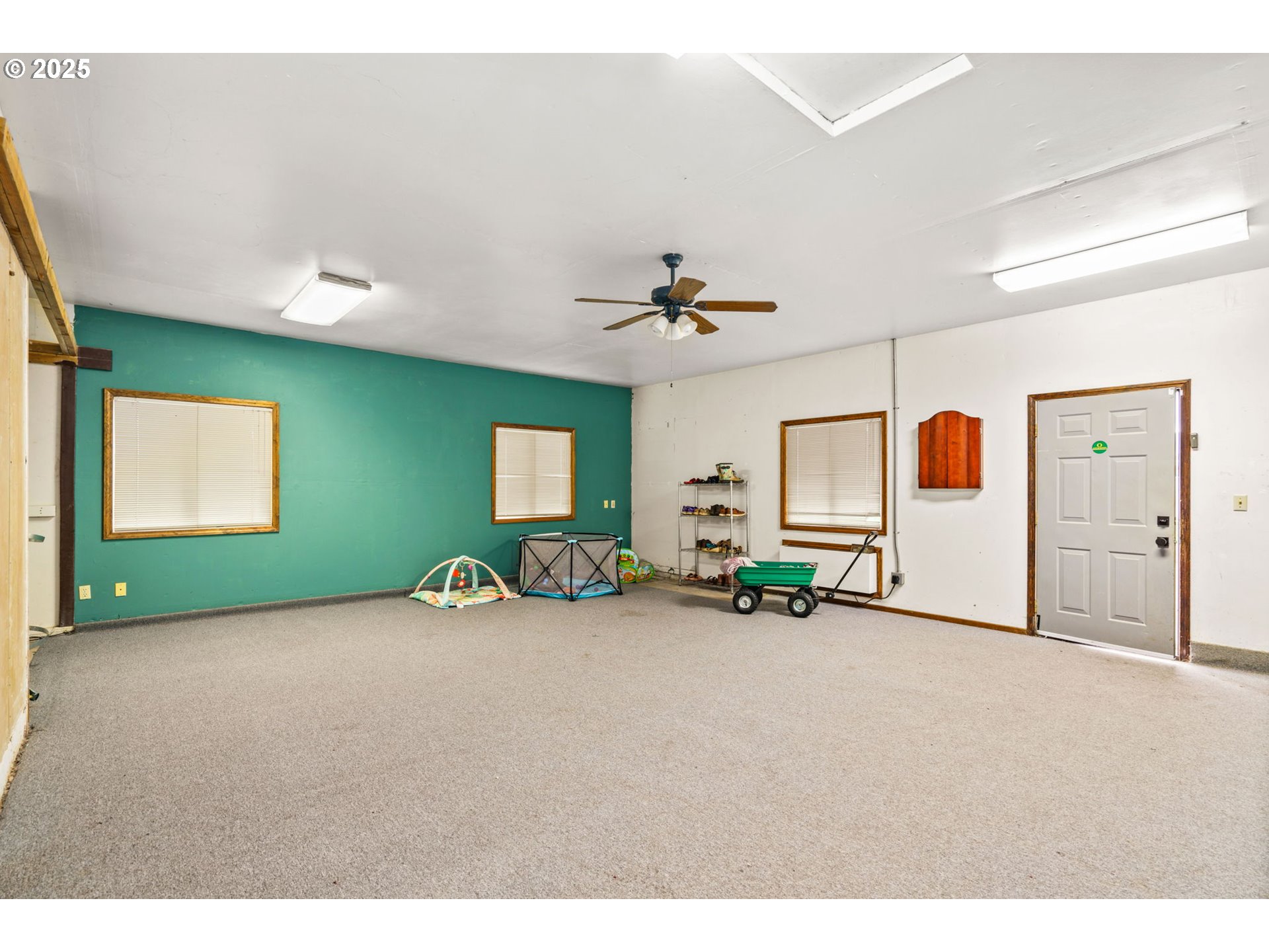 88692 Ermi Bee Road Springfield, OR 97478 - Photo 28 of 41 a view of a livingroom with furniture and a ceiling fan