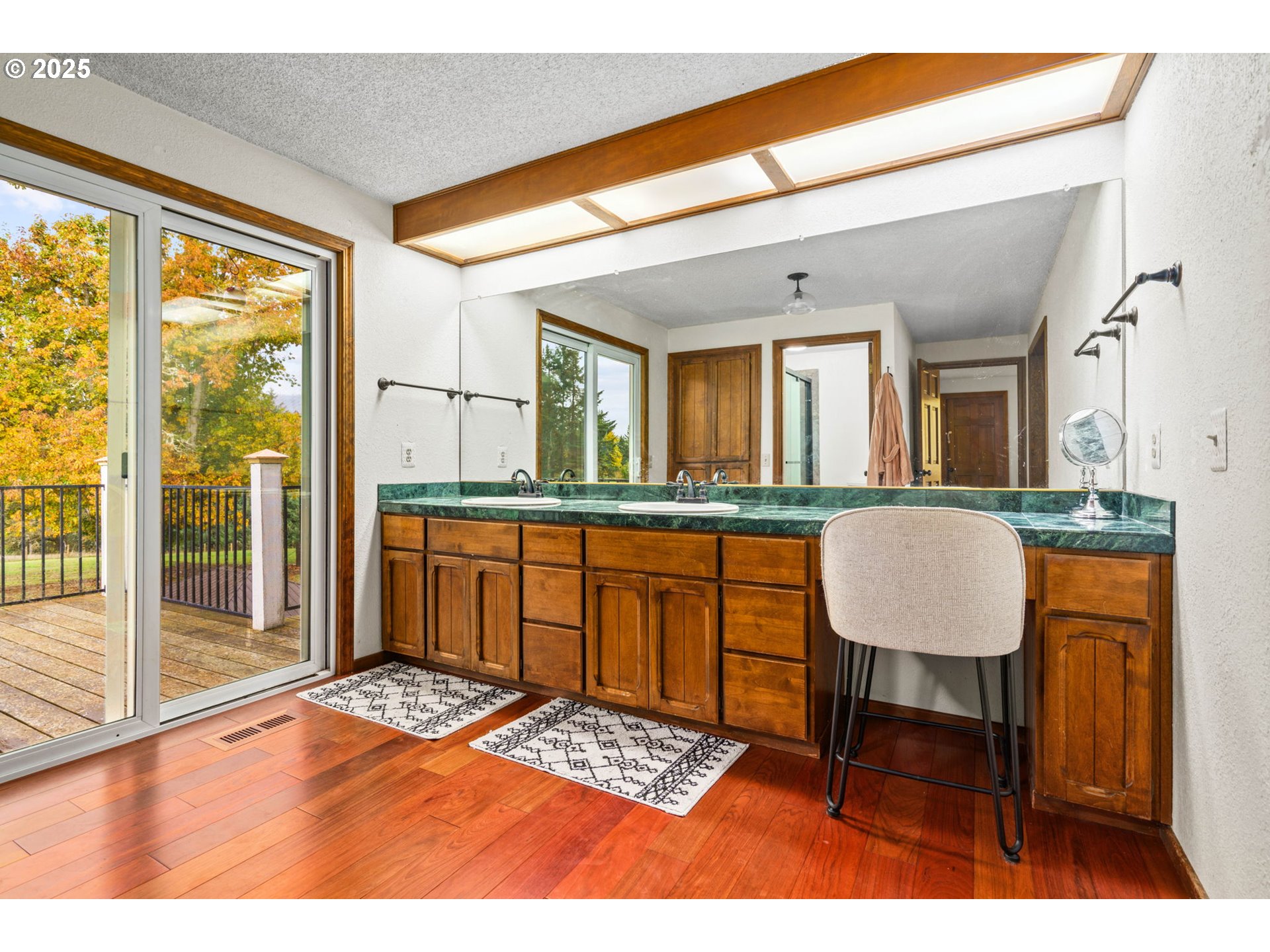 88692 Ermi Bee Road Springfield, OR 97478 - Photo 30 of 41 a balcony with table and chairs