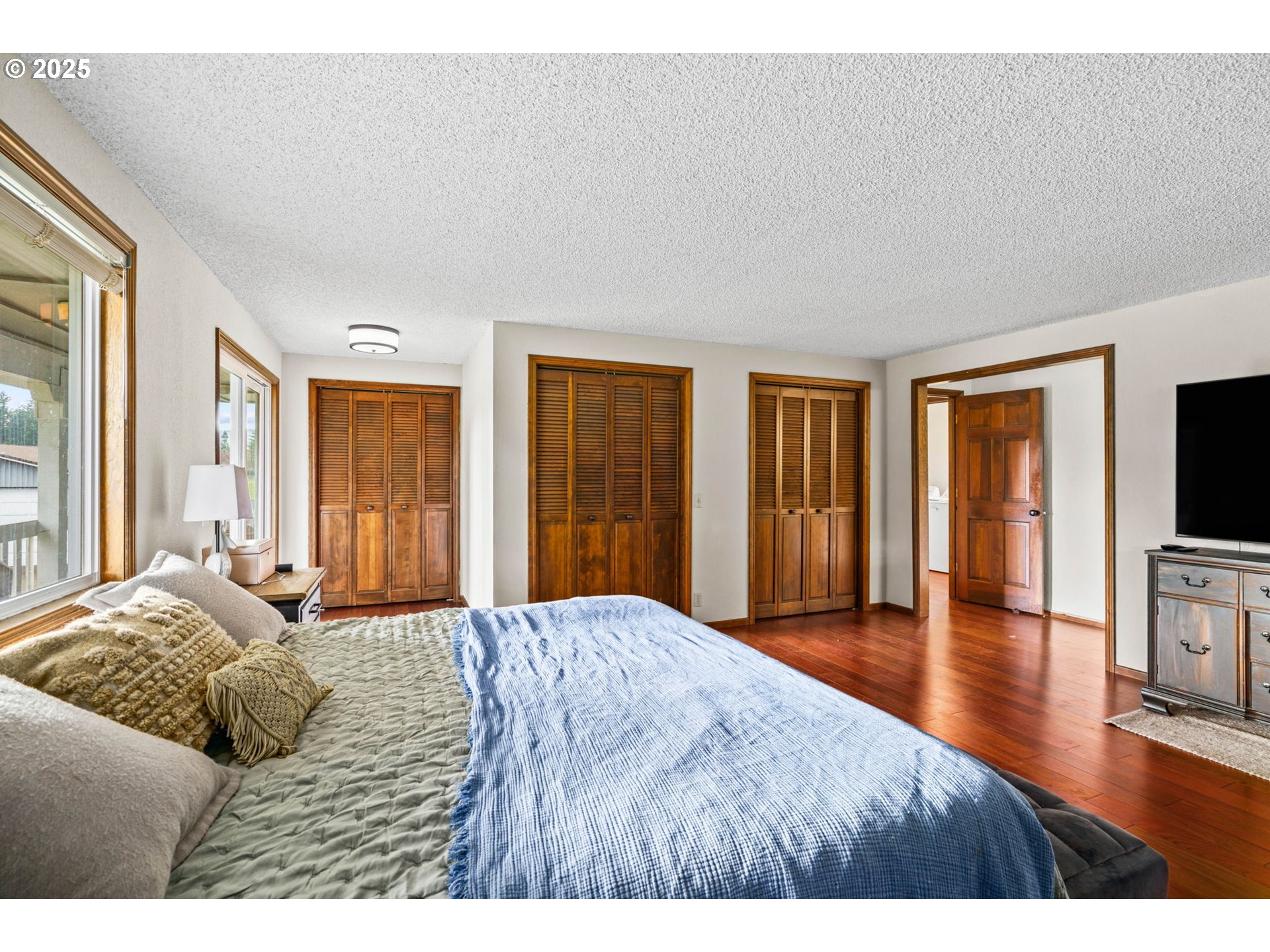 88692 Ermi Bee Road Springfield, OR 97478 - Photo 33 of 41 a bedroom with a large bed and a flat tv screen
