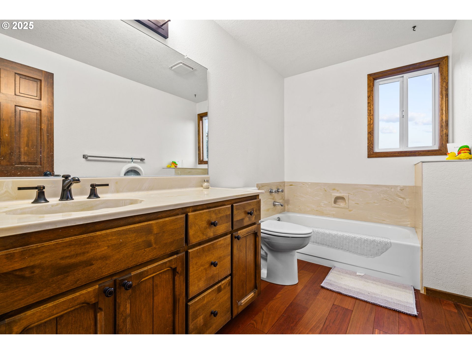 88692 Ermi Bee Road Springfield, OR 97478 - Photo 34 of 41 a bathroom with a sink a toilet and a bathtub