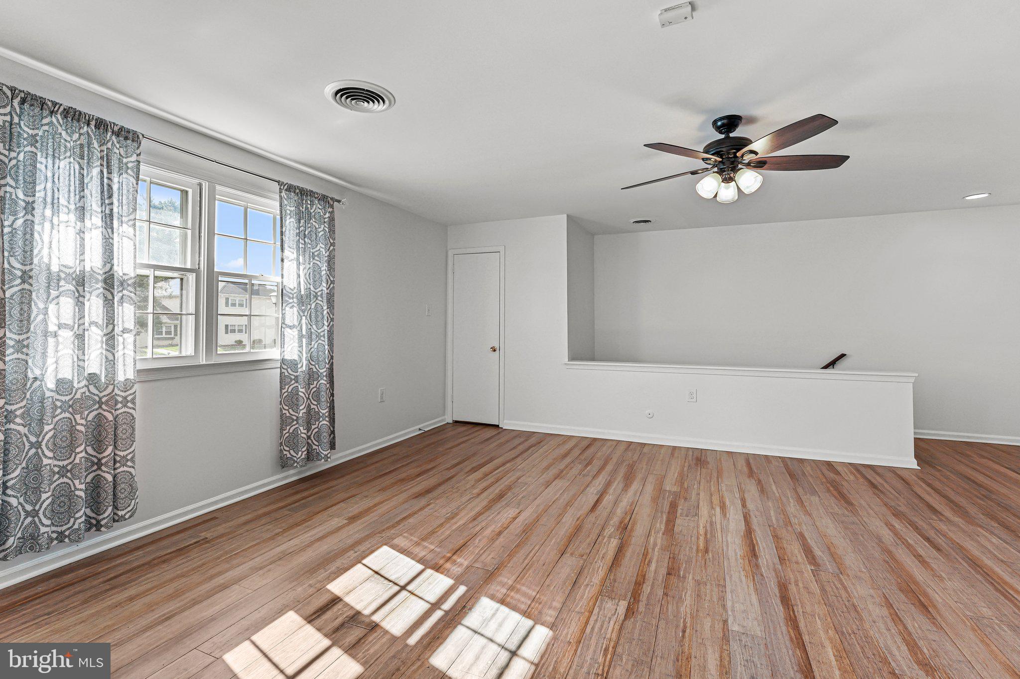 908 Yardley Commons Yardley, PA 19067 - Photo 15 of 34 Massive Living Room