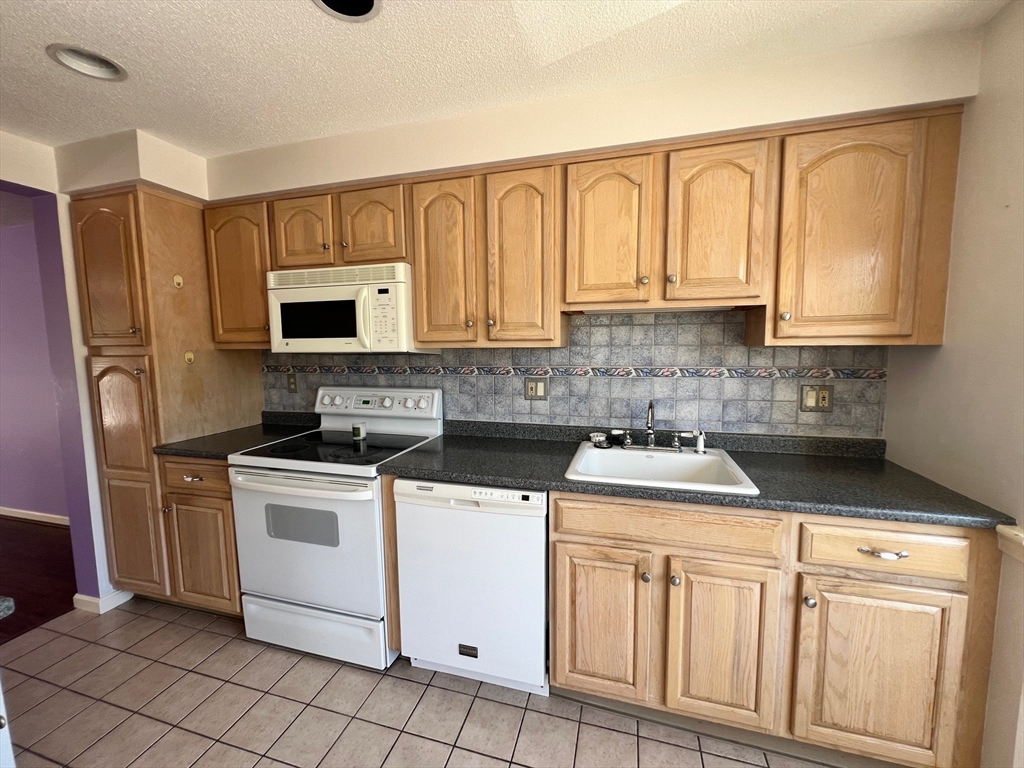 81 Abington Road, Unit 81 Danvers, MA 01923 - Photo 12 of 41