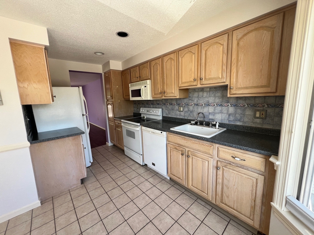 81 Abington Road, Unit 81 Danvers, MA 01923 - Photo 13 of 41