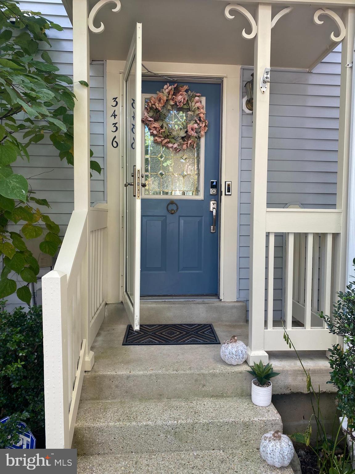 a view of a entrance of the house