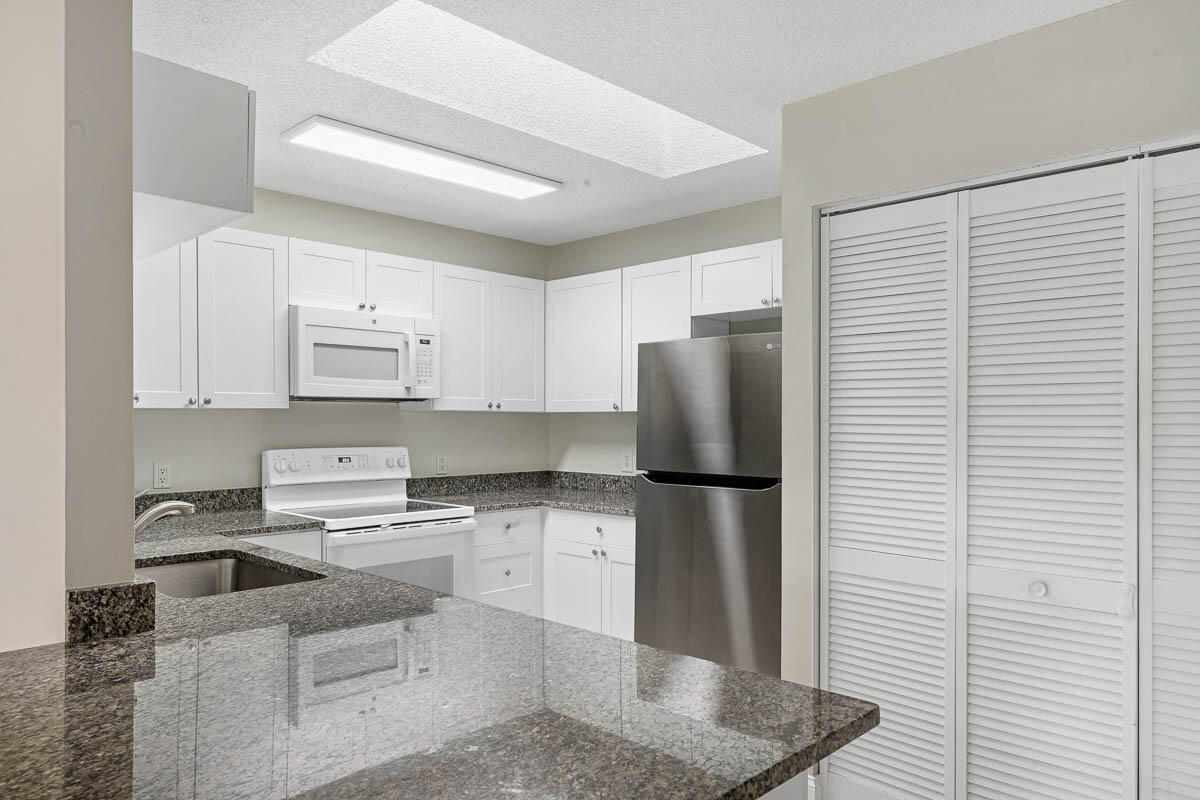 9015 Southeast Hobe Ridge Avenue Hobe Sound, FL 33455 - Photo 11 of 18 Kitchen