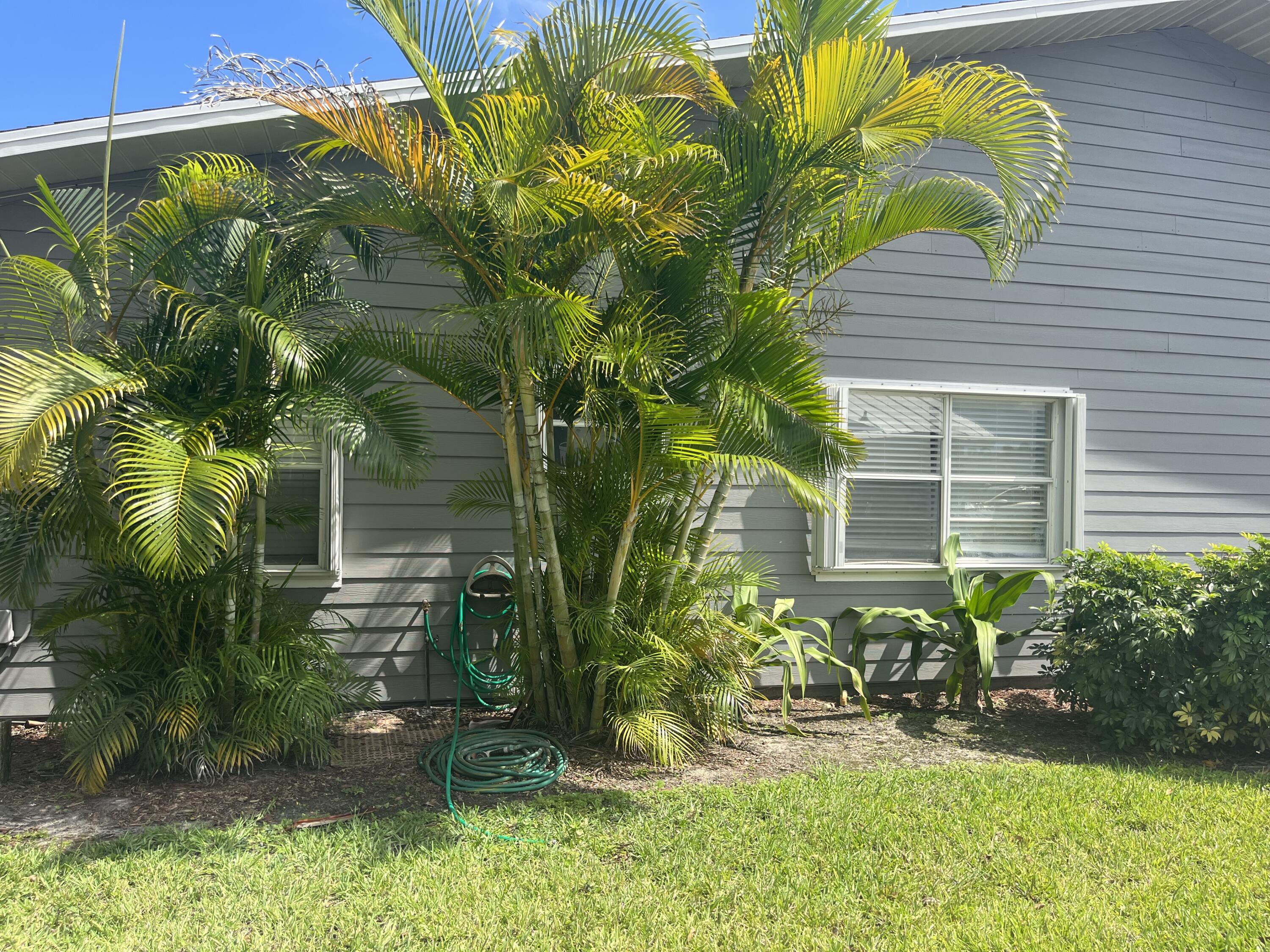 9015 Southeast Hobe Ridge Avenue Hobe Sound, FL 33455 - Photo 4 of 18 Side of Villa