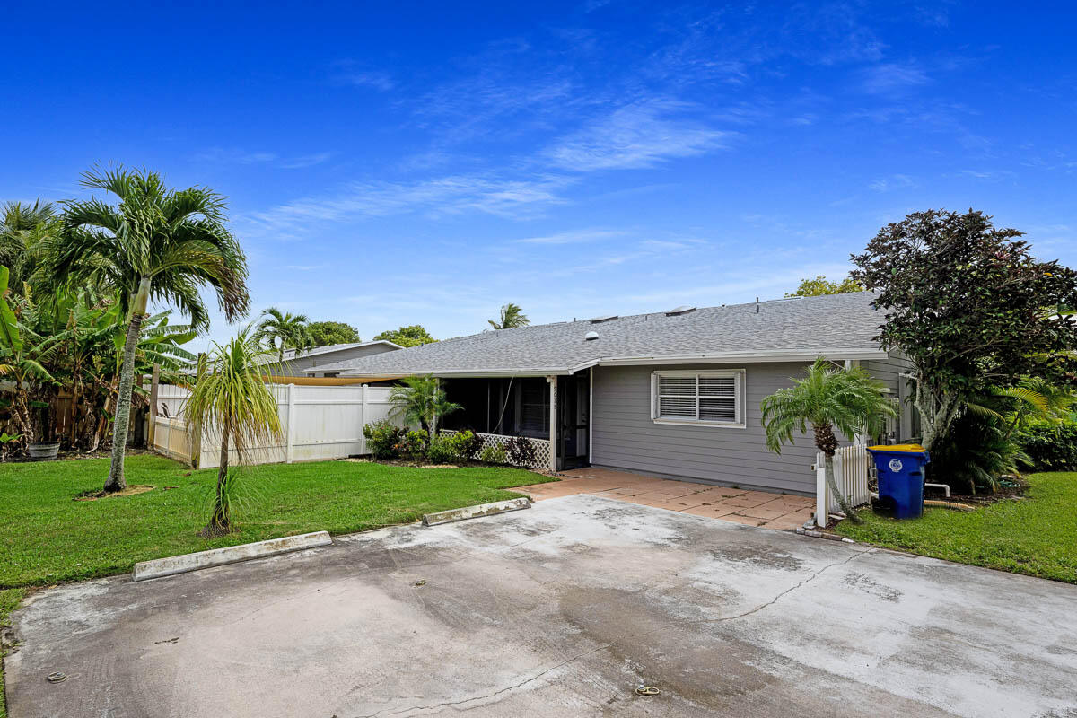 9015 Southeast Hobe Ridge Avenue Hobe Sound, FL 33455 - Photo 5 of 18 Parking and Front Lawn