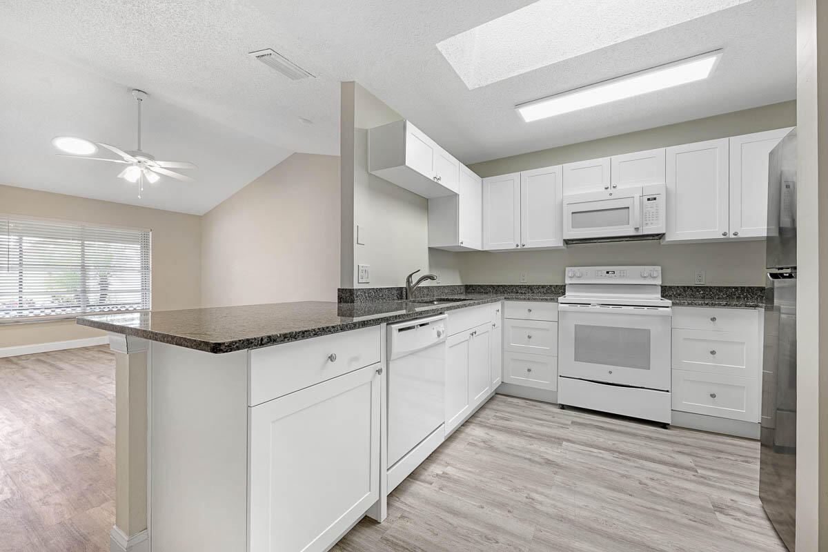9015 Southeast Hobe Ridge Avenue Hobe Sound, FL 33455 - Photo 10 of 18 Kitchen