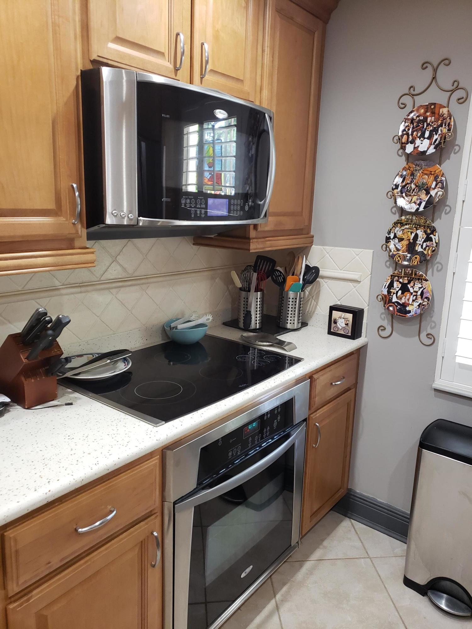 3980 Oaks Clubhouse Drive, Unit 101 Pompano Beach, FL 33069 - Photo 7 of 31 Kitchen Stove