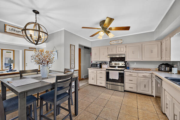 2542 Pinehurst Avenue Racine, WI 53403 - Photo 10 of 27 Kitchen and Dinette