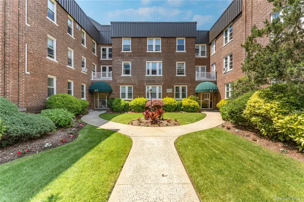 $2,850 | 185 Atlantic Avenue, Unit A4, Lynbrook, NY 11563