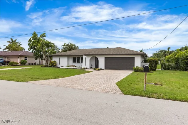 a view of house with a garden