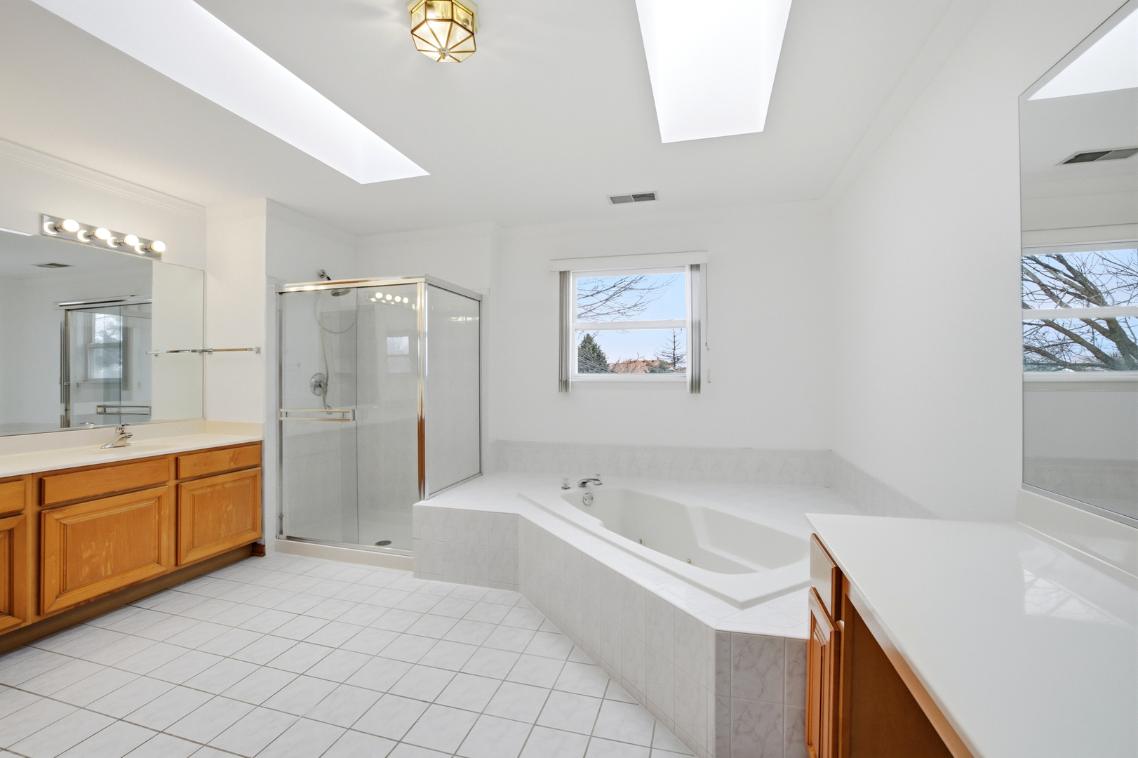 2812 Stuart Kaplan Court Aurora, IL 60503 - Photo 17 of 34 a spacious bathroom with a tub sink and mirror