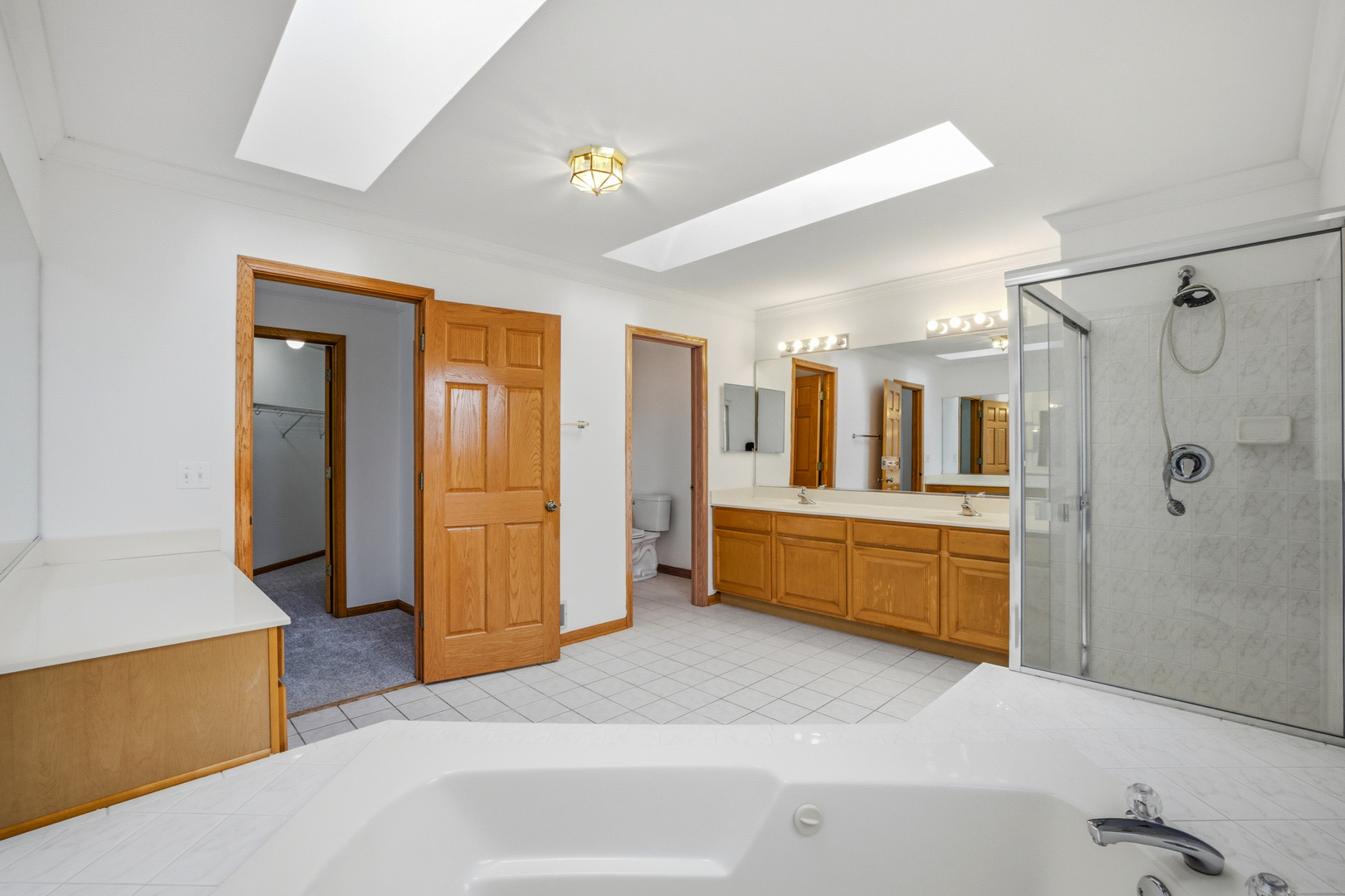 2812 Stuart Kaplan Court Aurora, IL 60503 - Photo 18 of 34 a spacious bathroom with a tub and a sink