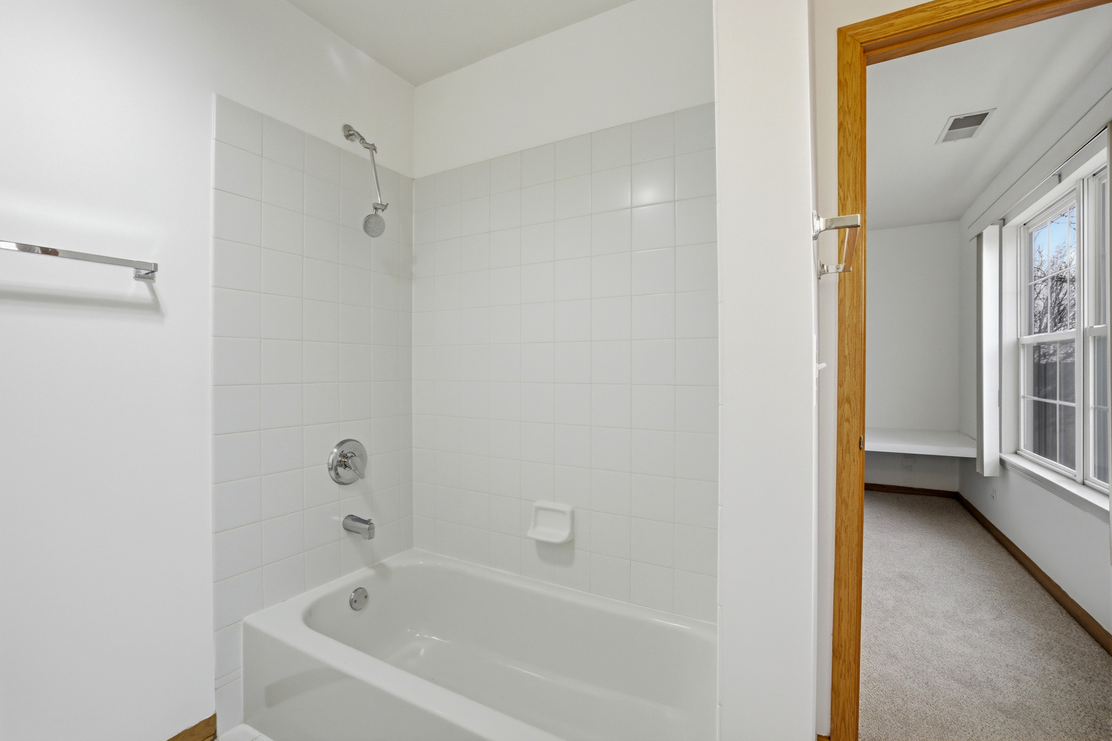 2812 Stuart Kaplan Court Aurora, IL 60503 - Photo 22 of 34 a white bath tub sitting next to a window