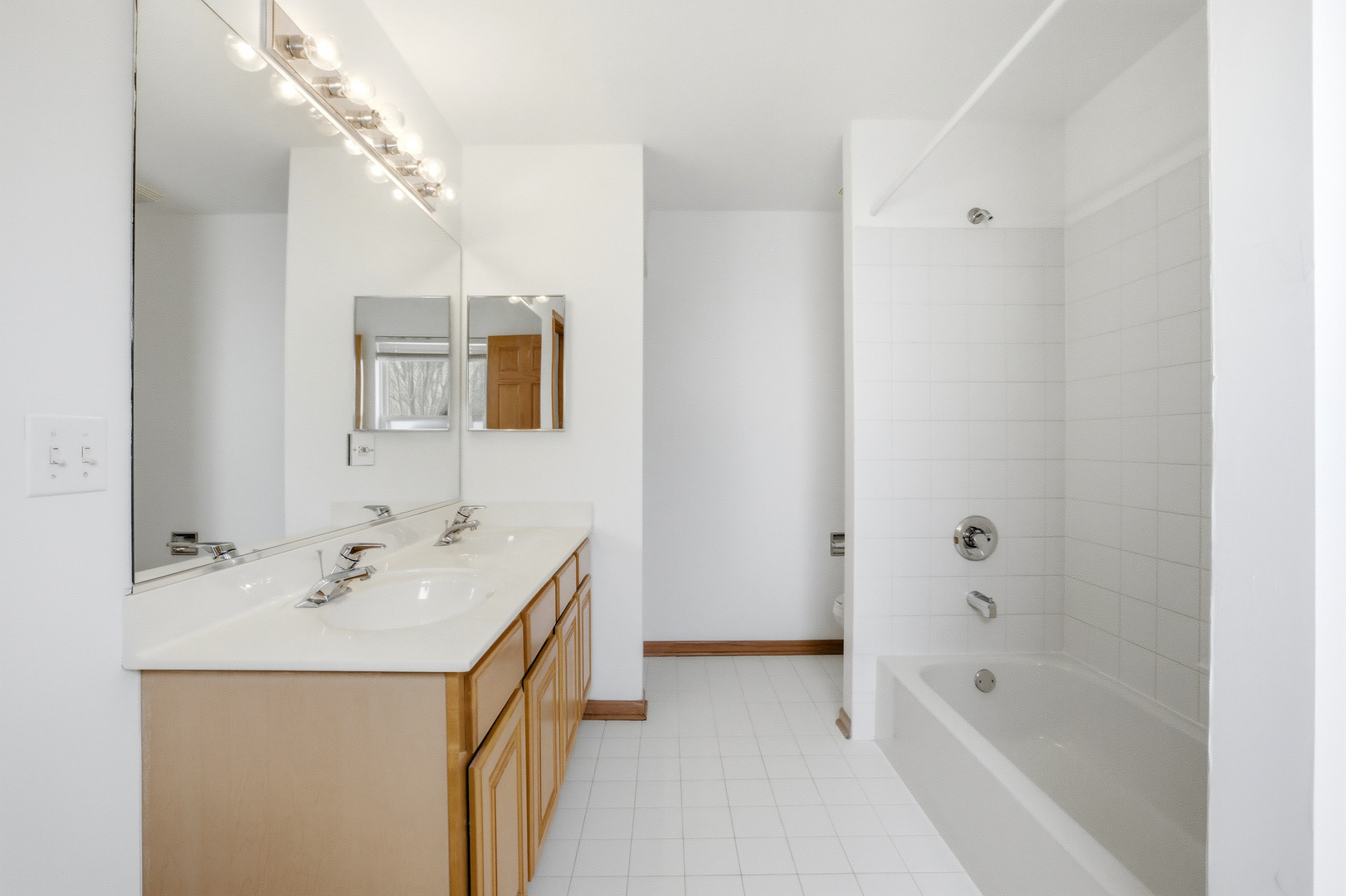 2812 Stuart Kaplan Court Aurora, IL 60503 - Photo 24 of 34 a bathroom with a tub sink and mirror