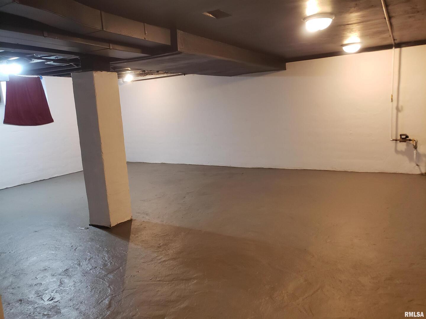 212 44th Street Moline, IL 61265 - Photo 20 of 23 a view of an empty room