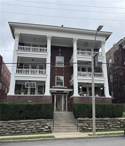 $195,000 | 311 East 43rd Street, Unit 2W, Kansas City, MO 64111