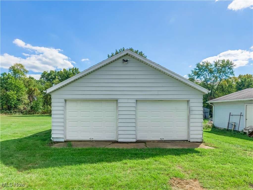 926 Alfred Road Akron, OH 44306 - Photo 4 of 14 Garage with a lawn