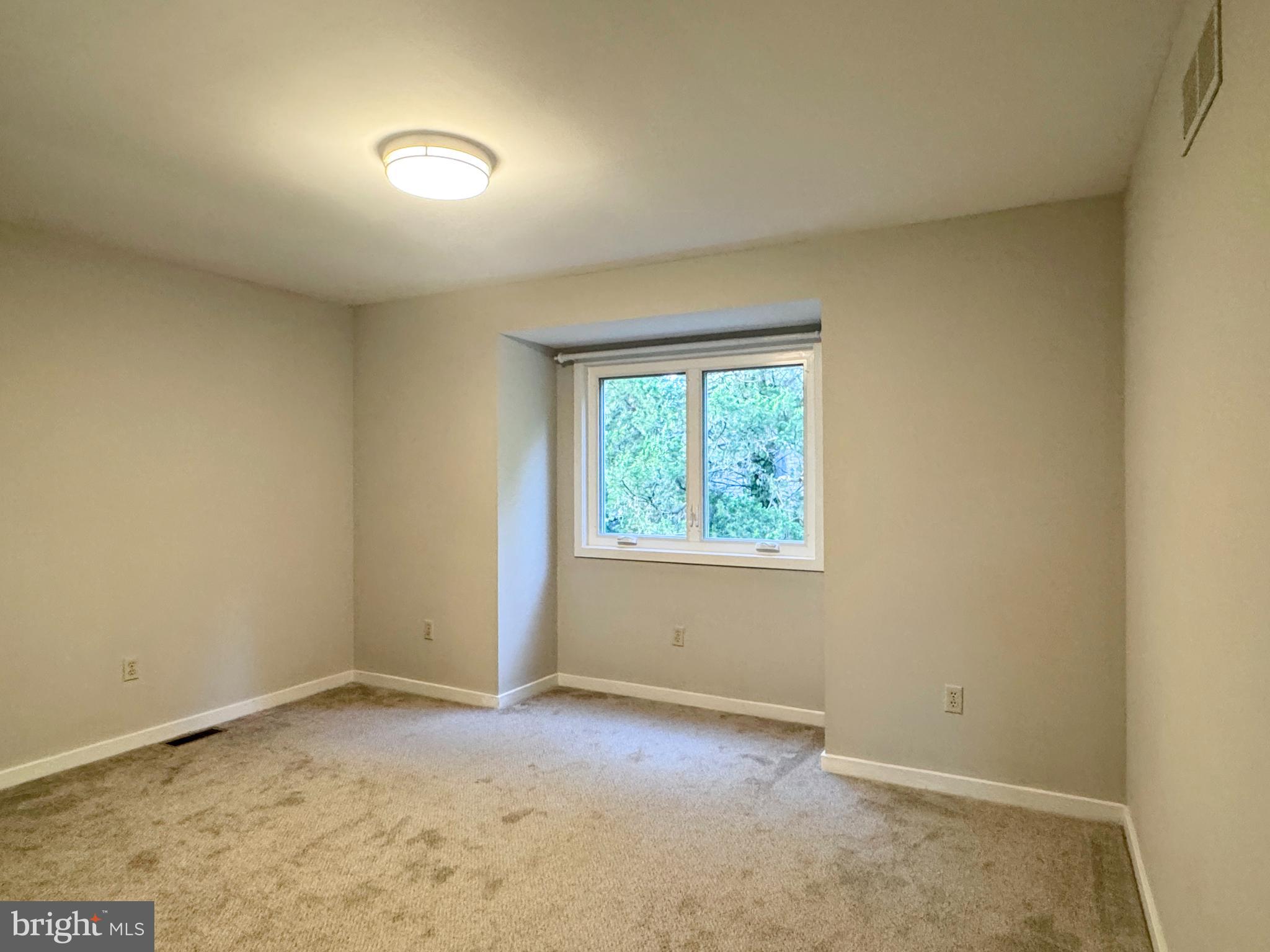 363 Chickory Way Newark, DE 19711 - Photo 25 of 42 an empty room with a window