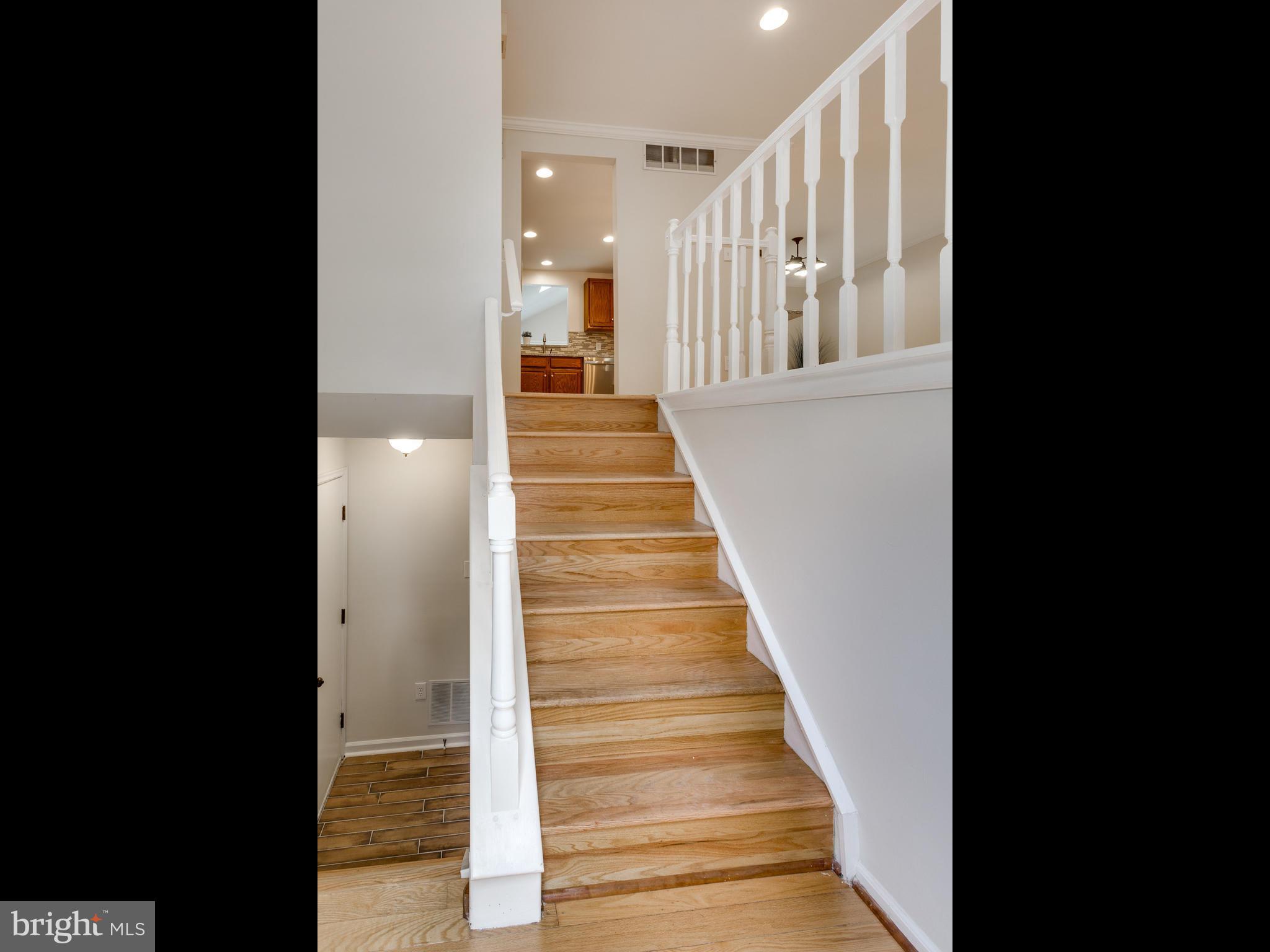 5828 Heming Avenue Springfield, VA 22151 - Photo 4 of 30 Split Foyer