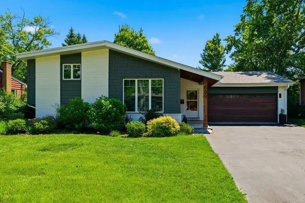 $615,000 | 689 Timber Hill Road, Deerfield, IL 60015