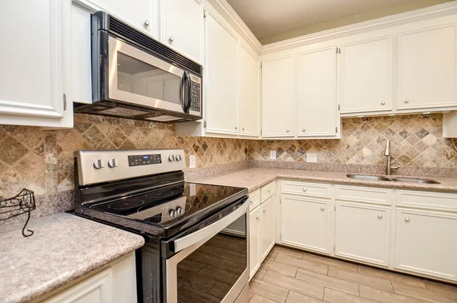 $2,300 | 4 Bayou Pointe Drive, Houston, TX 77063