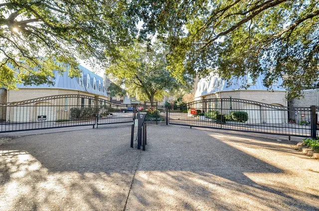 $2,300 | 4 Bayou Pointe Drive, Houston, TX 77063