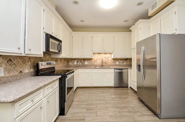 $2,300 | 4 Bayou Pointe Drive, Houston, TX 77063