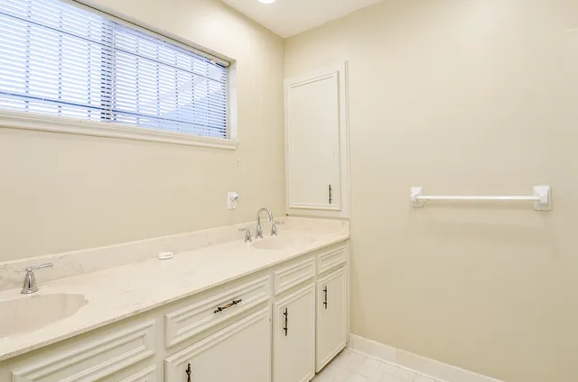 $2,300 | 4 Bayou Pointe Drive, Houston, TX 77063