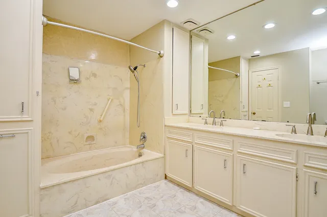 $2,300 | 4 Bayou Pointe Drive, Houston, TX 77063