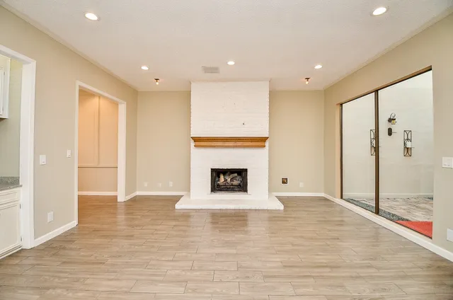 $2,300 | 4 Bayou Pointe Drive, Houston, TX 77063