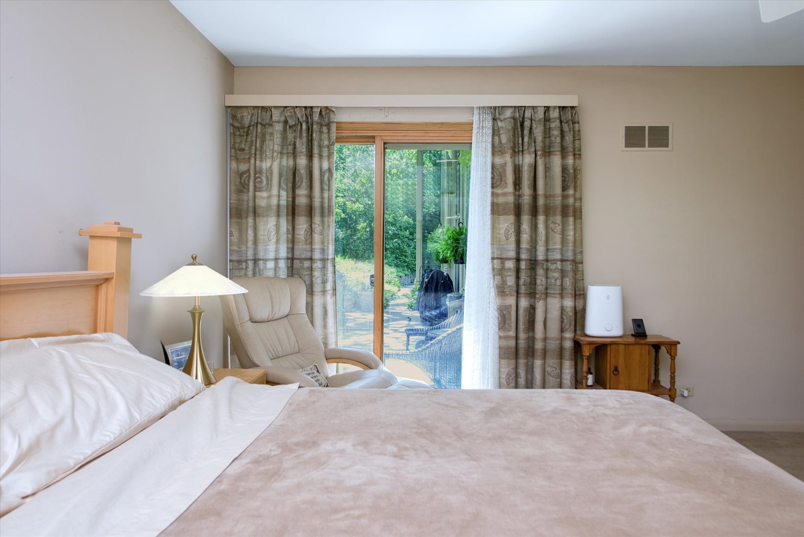 1196 Nottingham Lane Elgin, IL 60120 - Photo 29 of 45 a bedroom with a bed and a large window