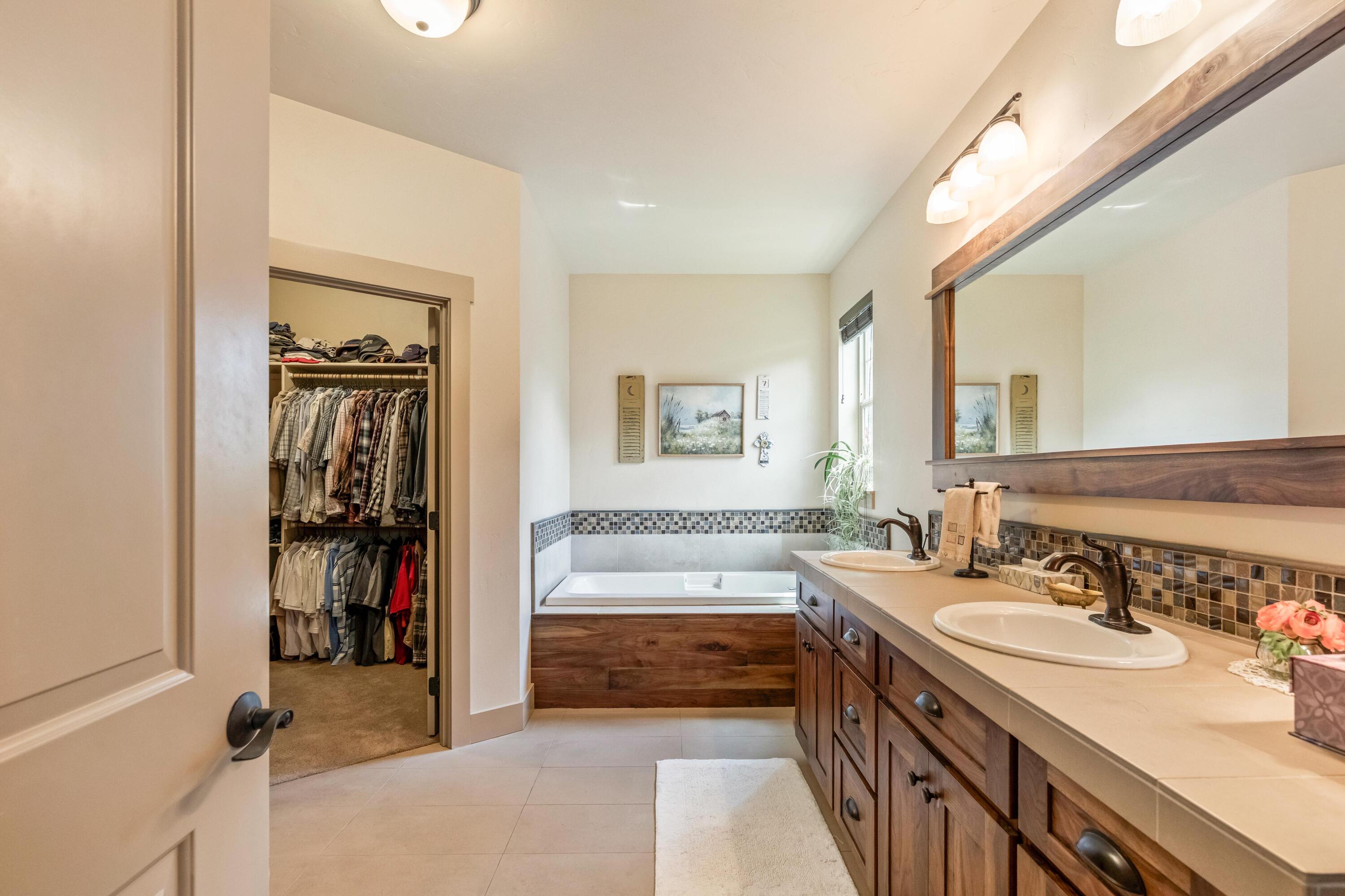 210 Northwest Saddle Ridge Loop Prineville, OR 97754 - Photo 15 of 38 a bathroom with a tub sink and mirror