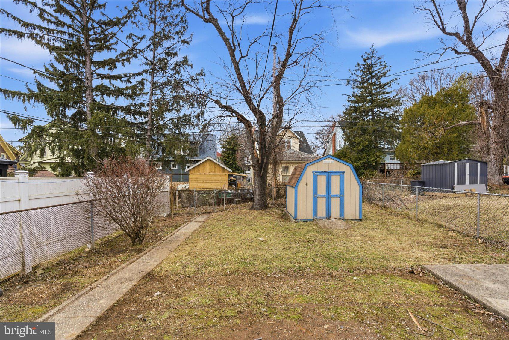 10 Mardrew Road Baltimore, MD 21229 - Photo 37 of 37 a view of a yard with a large tree