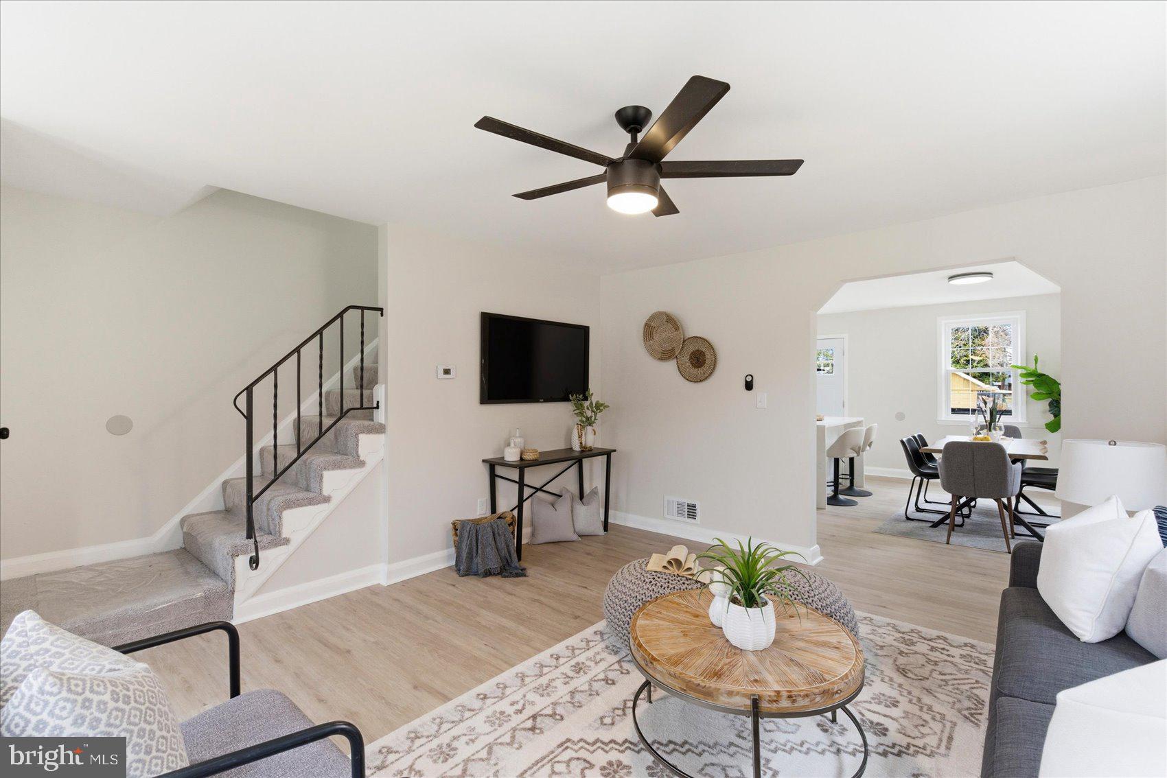 10 Mardrew Road Baltimore, MD 21229 - Photo 6 of 37 a living room with furniture