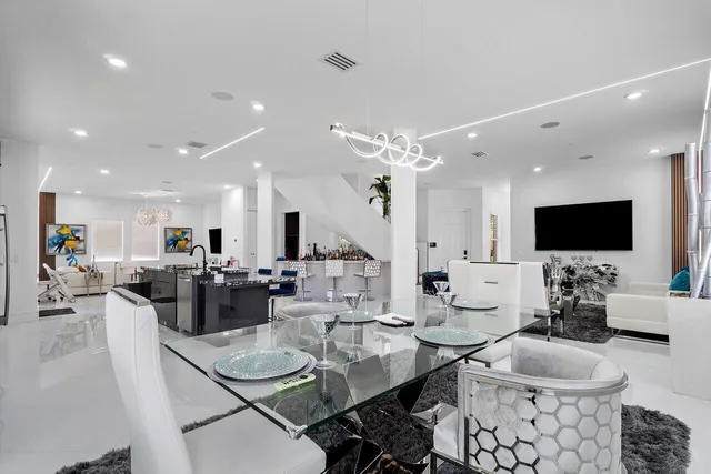 $999,000 | 682 Cresta Circle, West Palm Beach, FL 33413