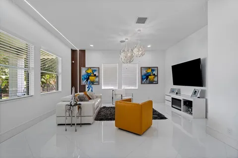 $999,000 | 682 Cresta Circle, West Palm Beach, FL 33413