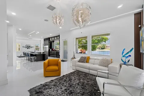 $999,000 | 682 Cresta Circle, West Palm Beach, FL 33413